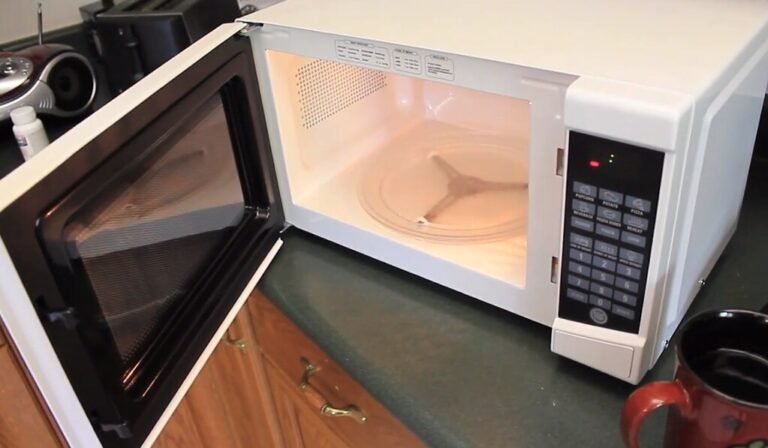 Countertop solo microwave oven, one of the three appliance types compared in this guide (OTG, solo microwave, convection microwave)